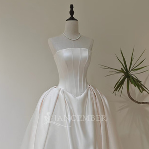 Robe de mariée moderne en dentelle ivoire LY114, col bateau, corset, robe de bal avec fleurs et appliques en cristal pour femmes - Product Image 3