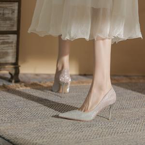 รองเท้าส้นสูงสีทองวิบวับสำหรับผู้หญิง ปลายแหลม เหมาะสำหรับงานแต่งงาน สีไล่ระดับ ดีไซน์เซ็กซี่ กันลื่น ใส่สบายในฤดูหนาว - Product Image 6