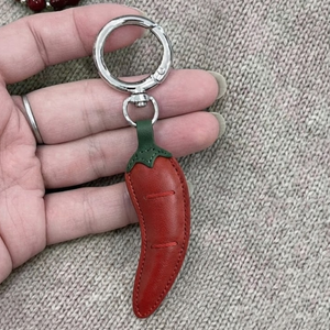 Porte-clés en cuir rouge en forme de piment, breloque mignonne rembourrée en métal pour sacs à main, sacs à dos, cadeau - Product Image 4