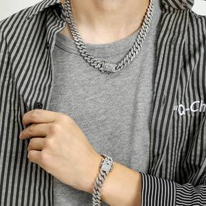 Un conjunto de pulsera y collar de cadena cubana adornados con diamantes, aptos tanto para hombres como para mujeres. - Product Image 1