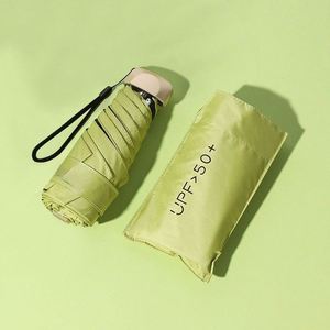 Parapluie pliant portable mini souvenir de festival UPF50+ en tissu nylon 190T, manuel, trois plis, style uni, pour soleil et pluie - Product Image 1