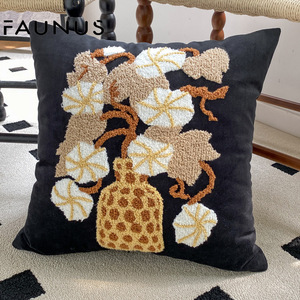 Funda de cojín bordada de terciopelo - Product Image 3