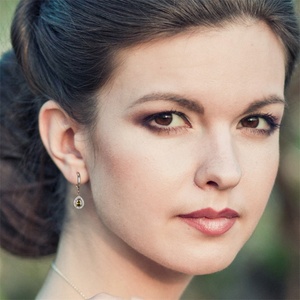 Boucles d'oreilles créoles populaires pour femmes, dorées, avec strass colorés - Product Image 3