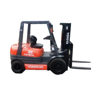 Chariot élévateur diesel Toyota 2.5T à mât triphasé, commande assise, pneus pneumatiques, utilisation en intérieur, usine de fabrication - Product Image 1