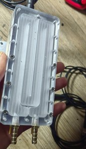 La Nueva Bomba Láser de 400W de Chuangxin Tiene Conector SMA905 Reforzado y Placa de Refrigeración por Agua - Product Image 3