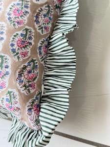 Fundas de Almohada Decorativas con Volantes Verdes, Estilo Vintage Moderno de Lujo, Diseño a Cuadros - Product Image 2