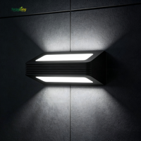 Applique murale extérieure LED moderne 13W, étanche IP65, en aluminium rainuré pour dissipation thermique, idéale pour jardin, villa, porche
