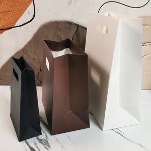 Borsa di <span class=keywords><strong>Carta</strong></span> Riciclabile per <span class=keywords><strong>Shopping</strong></span> e Confezioni Regalo con Logo Personalizzato e Manico Fustellato - Product Image 2