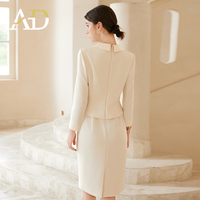 Dernière robe élégante minimaliste à manches longues et col rond de couleur blanche pour carrière, longueur genou, ODM OEM, tenues originales en gros