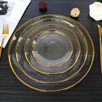 Assiettes de présentation de mariage modernes et élégantes en verre dépoli avec bordure métallique texturée martelée et rebord doré, transparentes, écologiques et personnalisables