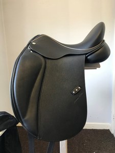 Selle de dressage en cuir faite à la main de qualité supérieure, finition de luxe, assise profonde, confort supplémentaire, ajustement réglable, selle pour cheval pour l'équitation - Product Image 4