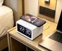 Altavoz Multifuncional de Escritorio con Carga Inalámbrica, Soporte para Reloj, Entrada USB y AUX, Salida de 15W, Carga Rápida y Luz Nocturna
