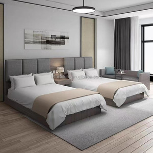 Ensembles de lits jumeaux pour hôtel, meubles de chambre d'hôtel en bois contreplaqué MDF avec tête de lit rembourrée en tissu combiné pour projet d'hôtel 3 étoiles - Product Image 1
