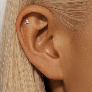 Pendientes de cartílago de plata de ley S925 con moissanita de pétalo de cuatro hojas/triangular de 2mm/3mm/4mm, sencillos y con diseño de hilo. - Product Image 6
