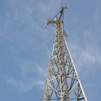 Tour de télécommunication solaire PV réglable en acier de type C avec support en zinc-aluminium et magnésium à chaud