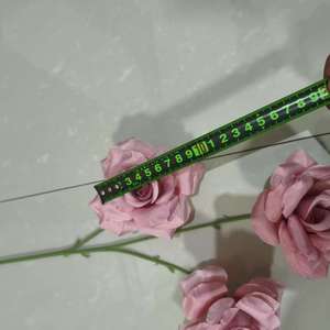 Fleurs artificielles en gros à 3 têtes de roses, pour arche de mariage, décoration de table, diverses couleurs pour toute mise en scène - Product Image 3