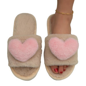 Chaussons tendance en fausse fourrure pour femmes, respirants, pas chers, antidérapants, avec logo personnalisé, motif cœur - Product Image 3