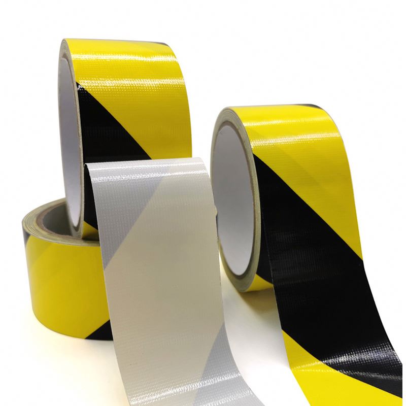 Светоотражающая предупреждающая лента со стрелками для обеспечения безопасности