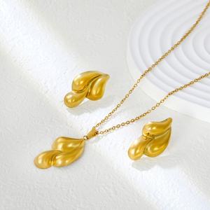 Conjunto de Joyería para Mujer al por Mayor: Collar y Pendientes de Acero Inoxidable con Colgante de Gota de Agua, Doble Cadena, Bañado en Oro de 18K - Product Image 3