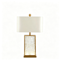 Lampe de table moderne dorée avec panneau en verre texturé transparent et abat-jour en tissu crème pour chambre à coucher, chevet, salon, suite d'hôtel