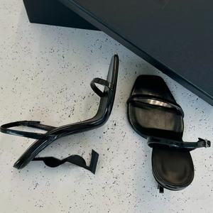 Nueva tendencia en la fabricación de tacones personalizados para mujer, tacones dorados con tiras, sandalias de diseñador de lujo de alta calidad con logo metálico. - Product Image 1