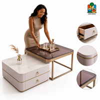 Table basse carrée empilable peu encombrante avec plateau en verre trempé, structure métallique et rangement à tiroirs pour salon