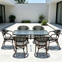 Table et chaises de salle à manger d'extérieur en rotin, chaise de bistrot française, chaise de restaurant, mobilier de jardin d'extérieur pour complexe hôtelier