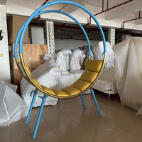 Canapé rond en métal doré à deux places, ensemble de chaises royales, banc de mariage avec coussin, décoration de scène pour événements et fêtes MILE Factory
