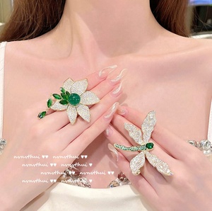 Broche de soirée Miss <span class=keywords><strong>Alice</strong></span> en laiton plaqué argent, zircon ovale micro-incrusté, motif paon vert, fleur et libellule - Product Image 3