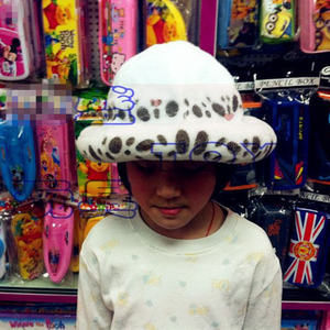 1 2 Ver. 1 pièce Chapeau d'hiver en peluche décontracté de dessin animé, style cosplay Trafalgar Law, motif Docteur de la Mort, motif tache blanche - Product Image 4