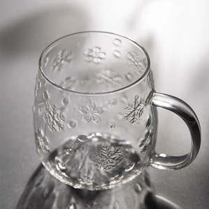 Snowy Mountain Shaped Elegant High Boro silicate Glass Cup mit 3D-Schneeflockenmustern zum Trinken - Product Image 3