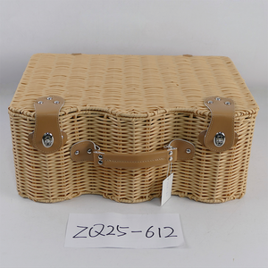 Set <span class=keywords><strong>Cesto</strong></span> da Picnic di Lusso per 4 Persone, Ecologico, Durevole e Termico, Cestino Quadrato in Plastica Effetto <span class=keywords><strong>Rattan</strong></span> con Coperchi e Manico per Alimenti - Product Image 3