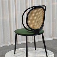 Chaise de salle à manger durable à dossier rond avec panneau en rotin flottant et coussin rond sur structure tubulaire noire pour appartement et salle de sport