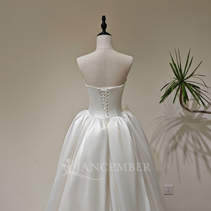 Vestido de Novia Moderno y Minimalista LY160, Estilo Princesa, Cuello Barco, Satinado, con Apliques de Flores de Cristal y Encaje, y Pañuelo - Product Image 5