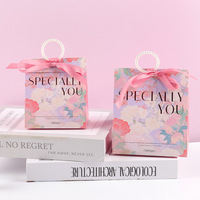 Boîte cadeau de mariage triangulaire à motif floral, peinte à l'huile avec nom personnalisé, avec poignée en perles et ruban, pour emballage de bonbons pour invités