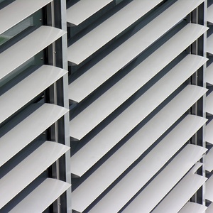 Panneaux de fenêtre à persiennes en <span class=keywords><strong>aluminium</strong></span> modernes, <span class=keywords><strong>couleur</strong></span> personnalisable, design tendance, pour pergola extérieure, avec fonction de nettoyage facile - Product Image 1
