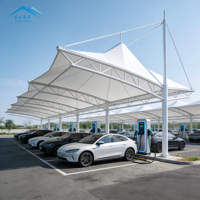 Abri de stationnement commercial pour véhicules électriques en structure acier avec membrane PVDF imperméable, sur mesure, pour centres commerciaux