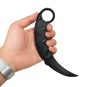 Karambit en plastique de 16,5 cm, type griffe d'aigle, accessoire d'arme de cosplay, construction entièrement en plastique - Product Image 3