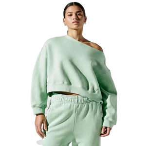 Haut court décontracté à capuche en molleton français polyester/coton respirant et écologique pour femme, coupe oversize et épaules dénudées - Product Image 1
