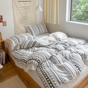 Ensemble <span class=keywords><strong>de</strong></span> literie romantique à long <span class=keywords><strong>pompon</strong></span> vente en gros ensemble <span class=keywords><strong>de</strong></span> literie en microfibre housse <span class=keywords><strong>de</strong></span> couette à rayures avec <span class=keywords><strong>pompon</strong></span> ensemble <span class=keywords><strong>de</strong></span> literie mignon tufté - Product Image 2