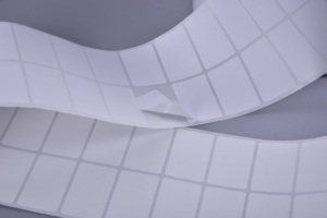 Étiquettes d'emballage thermiques imperméables sur mesure, autocollantes pour la logistique et l'expédition, résistantes à la chaleur et à forte adhérence - Product Image 3