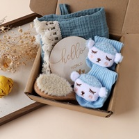 Coffret Cadeau Bébé en Promotion avec Serviette Apaisante à Pompons en Coton, Brosse de Bain et Chaussettes – Idéal pour Cadeau de Naissance