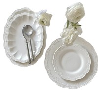 Service de vaisselle en céramique blanc classique moderne de style français Elizabeth Relief – Assiettes, bols, tasses, soucoupes, plateaux ovales – Compatible micro-ondes