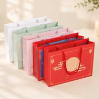 Sac cadeau en papier style chinois avec estampage à chaud doré, motif lanterne et poignée en corde pour l'emballage de mariage ou du Festival de la Mi-Automne