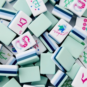 Juego de Mahjong de Lujo Moderno de 4 Capas, Grabado en Acrílico, Color Verde Claro, 1.24*0.91*0.63 Pulgadas, 160 Fichas, Edición América Birdie - Product Image 1