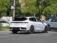 Nouvelle Voiture Électrique Lynk&Co 07GT Ultra 2027 – Berline Intelligente et Élégante avec Décharge Externe pour Camping en Plein Air