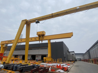 Grue portique électrique robuste de 90 tonnes à commande PLC, hauteur de levage de 10 m, équipement de levage pour chantier naval et usine sidérurgique