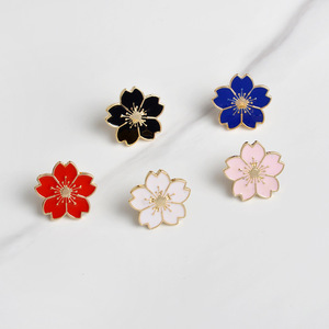 Insignias de flor de cerezo Pins lindo metal Insignias de dibujos animados broche bolsas de ropa esmalte suave Sakura broche personalizado al por mayor - Product Image 4