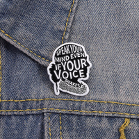 Broche émaillée vintage avec citation célèbre : 'Parle de tout ce que tu as en toi, même si ta voix tremble'. Thème : Féminisme, Puissance des femmes. Bijou cadeau pour amis.