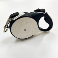 Laisse rétractable automatique pour chien de 16 à 26 pieds en nylon réfléchissant avec distributeur de sacs à déjections canines et kit d'éclairage LED rechargeable pour animaux de compagnie